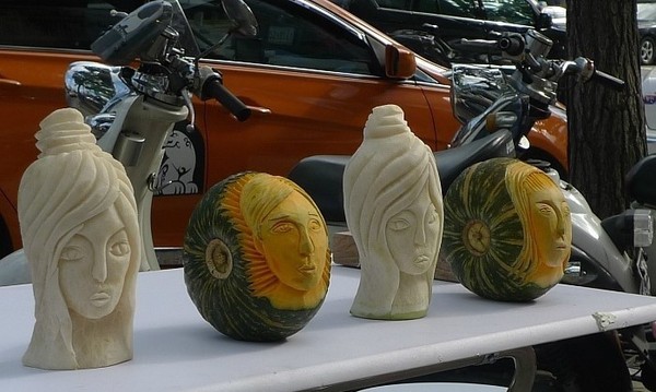 美女「削水果一顆賣1300元」竟被瘋狂搶購！走近一看才發現...太有才了！