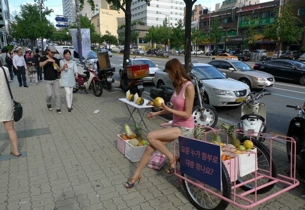 美女「削水果一顆賣1300元」竟被瘋狂搶購！走近一看才發現...太有才了！