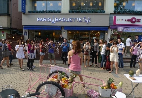 美女「削水果一顆賣1300元」竟被瘋狂搶購！走近一看才發現...太有才了！