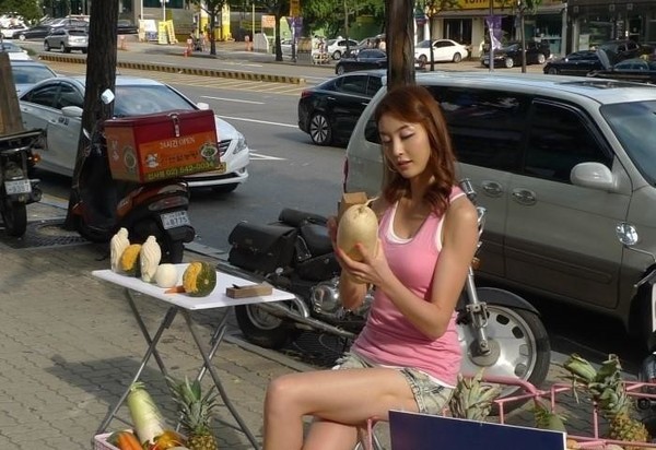 美女「削水果一顆賣1300元」竟被瘋狂搶購！走近一看才發現...太有才了！