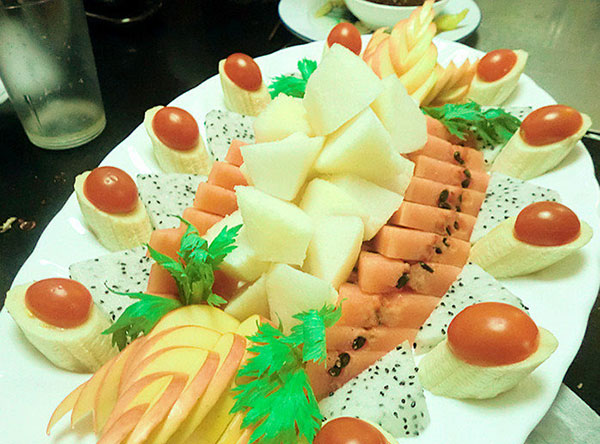 美女「削水果一顆賣1300元」竟被瘋狂搶購！走近一看才發現...太有才了！