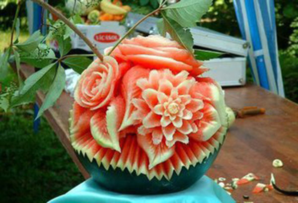 美女「削水果一顆賣1300元」竟被瘋狂搶購！走近一看才發現...太有才了！