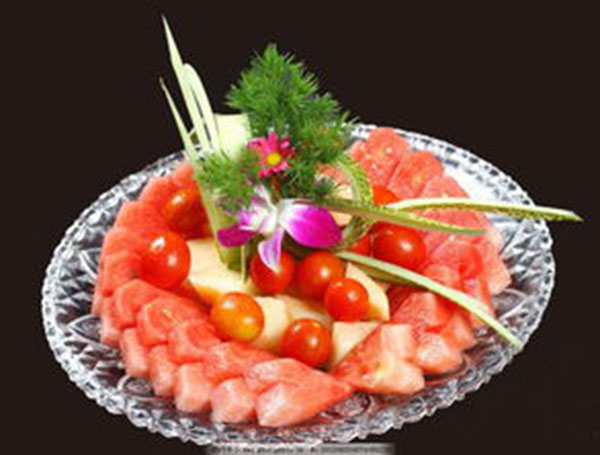 美女「削水果一顆賣1300元」竟被瘋狂搶購！走近一看才發現...太有才了！