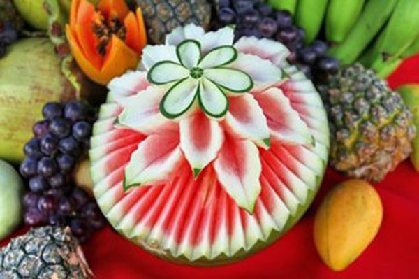 美女「削水果一顆賣1300元」竟被瘋狂搶購！走近一看才發現...太有才了！