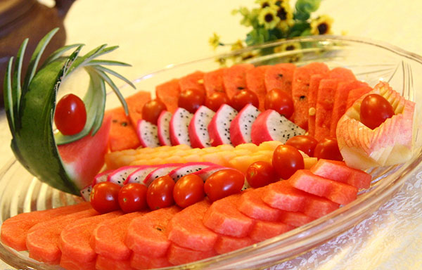 美女「削水果一顆賣1300元」竟被瘋狂搶購！走近一看才發現...太有才了！