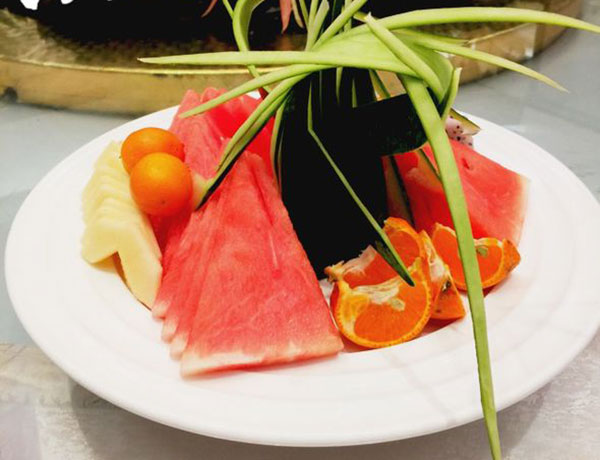 美女「削水果一顆賣1300元」竟被瘋狂搶購！走近一看才發現...太有才了！