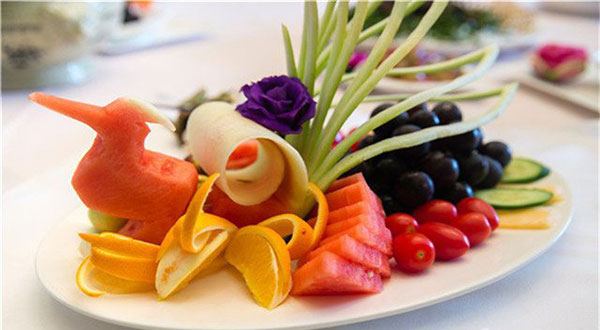 美女「削水果一顆賣1300元」竟被瘋狂搶購！走近一看才發現...太有才了！