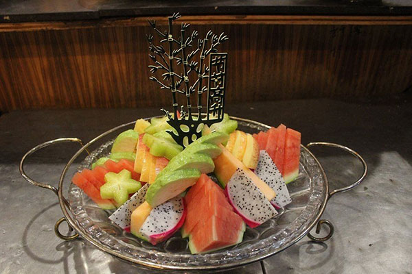 美女「削水果一顆賣1300元」竟被瘋狂搶購！走近一看才發現...太有才了！