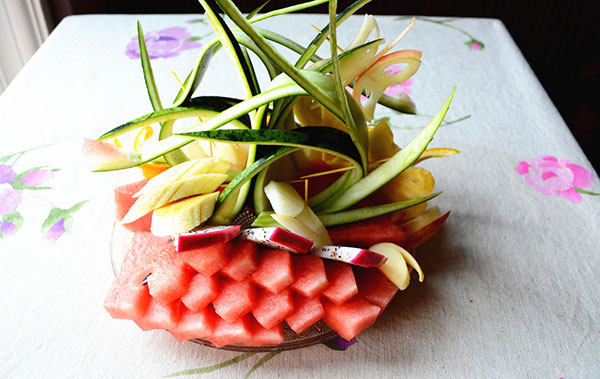 美女「削水果一顆賣1300元」竟被瘋狂搶購！走近一看才發現...太有才了！