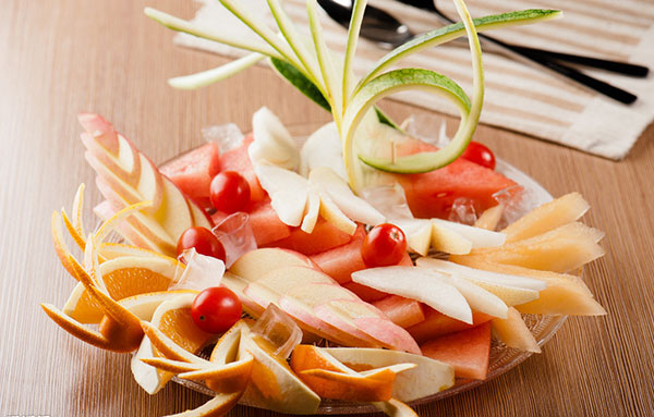 美女「削水果一顆賣1300元」竟被瘋狂搶購！走近一看才發現...太有才了！