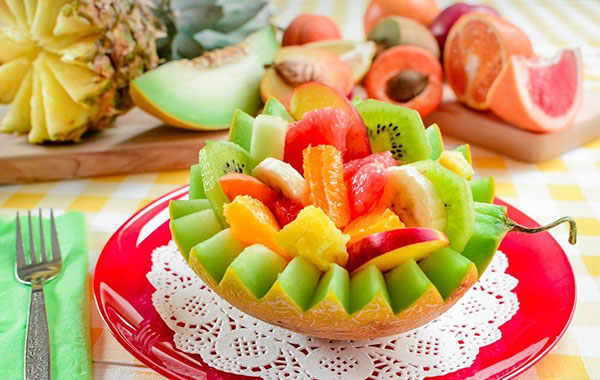 美女「削水果一顆賣1300元」竟被瘋狂搶購！走近一看才發現...太有才了！