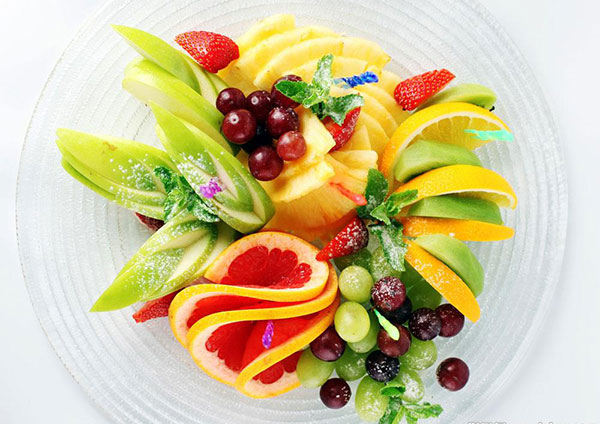 美女「削水果一顆賣1300元」竟被瘋狂搶購！走近一看才發現...太有才了！