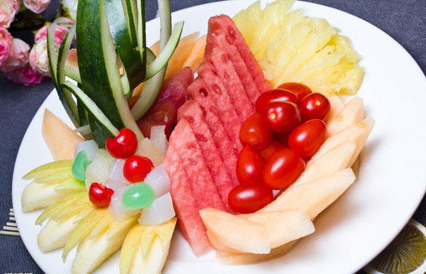 美女「削水果一顆賣1300元」竟被瘋狂搶購！走近一看才發現...太有才了！