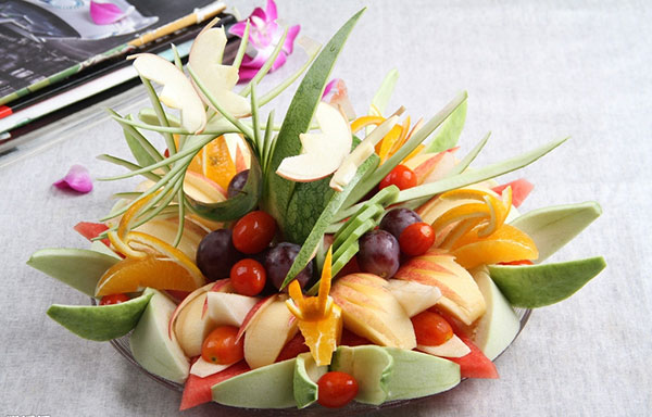 美女「削水果一顆賣1300元」竟被瘋狂搶購！走近一看才發現...太有才了！