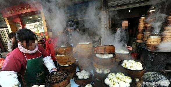 老闆收留乞丐，半年後他念出一串「電話號碼」…撥通後才知自己好運降臨了！