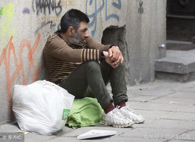 老闆收留乞丐，半年後他念出一串「電話號碼」…撥通後才知自己好運降臨了！