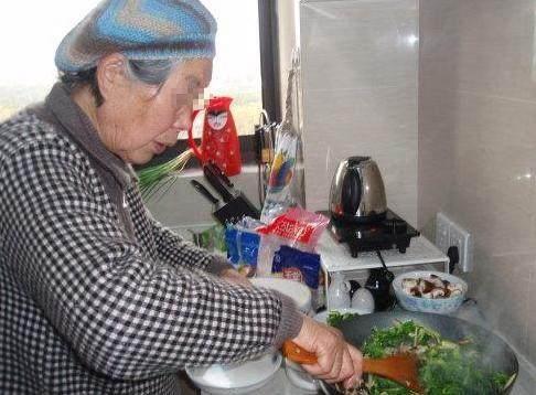 母子連心！兒子「過年給母親匯了5000元」媽媽卻驚覺不對勁　立刻報了警