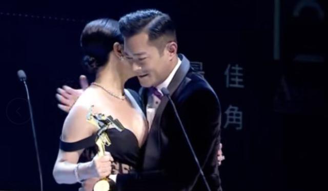 劉嘉玲肩帶不小心滑落！接下來「古天樂」一個動作全場都為他拍手叫好