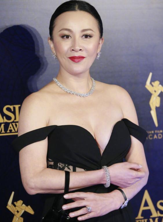 劉嘉玲肩帶不小心滑落！接下來「古天樂」一個動作全場都為他拍手叫好