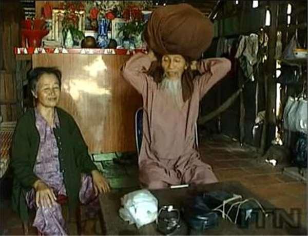 老人「留50年長髮」重達10公斤！當他走後「把頭巾拿下那一刻」震撼所有人