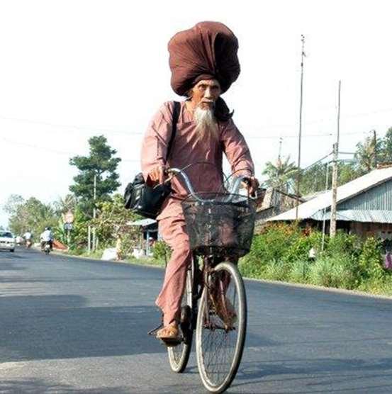 老人「留50年長髮」重達10公斤！當他走後「把頭巾拿下那一刻」震撼所有人