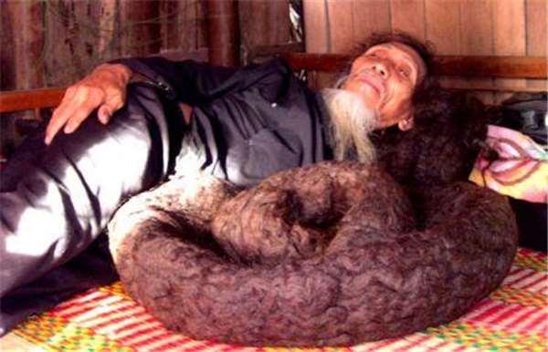 老人「留50年長髮」重達10公斤！當他走後「把頭巾拿下那一刻」震撼所有人