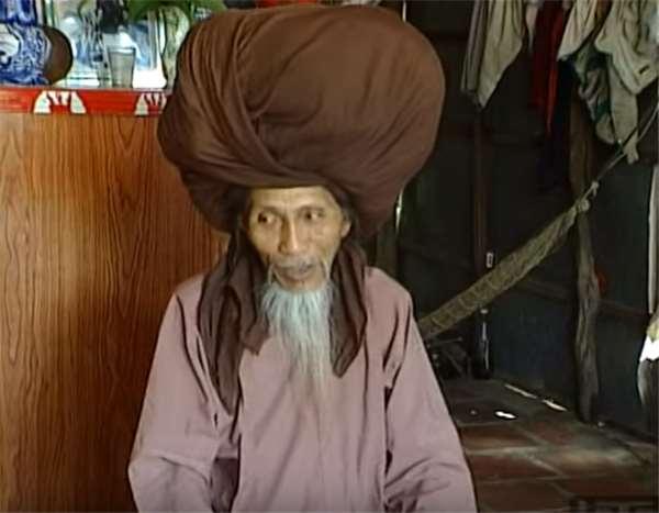 老人「留50年長髮」重達10公斤！當他走後「把頭巾拿下那一刻」震撼所有人