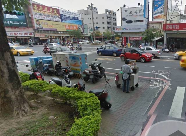 整天都沒人光顧！無助阿嬤「路邊賣雞蛋糕」網友好心搶購　在地人「不小心曝身分」網：眼淚收回來了