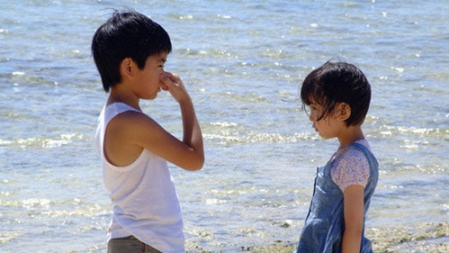 他當年把8歲妹妹騙出家門送人養，沒想到10年後街頭偶遇，哥哥「下意識的動作」兩人愣了...