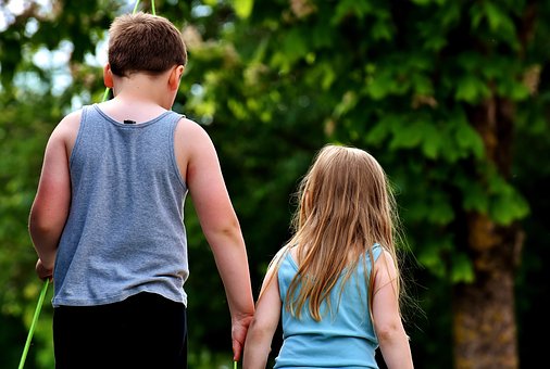 他當年把8歲妹妹騙出家門送人養，沒想到10年後街頭偶遇，哥哥「下意識的動作」兩人愣了...