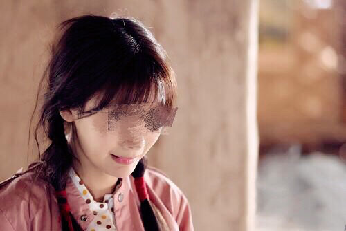 他當年把8歲妹妹騙出家門送人養，沒想到10年後街頭偶遇，哥哥「下意識的動作」兩人愣了...