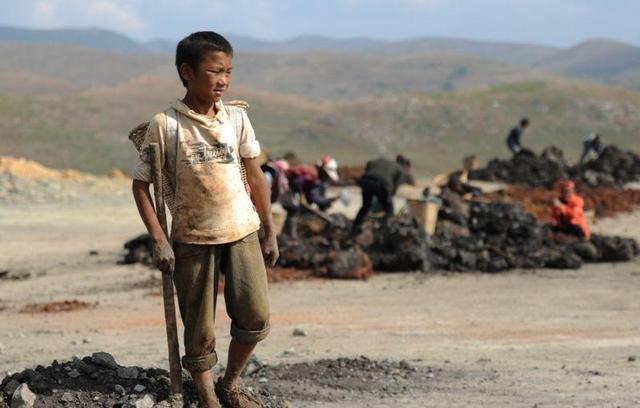 他當年把8歲妹妹騙出家門送人養，沒想到10年後街頭偶遇，哥哥「下意識的動作」兩人愣了...