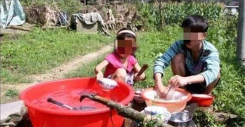 他當年把8歲妹妹騙出家門送人養，沒想到10年後街頭偶遇，哥哥「下意識的動作」兩人愣了...