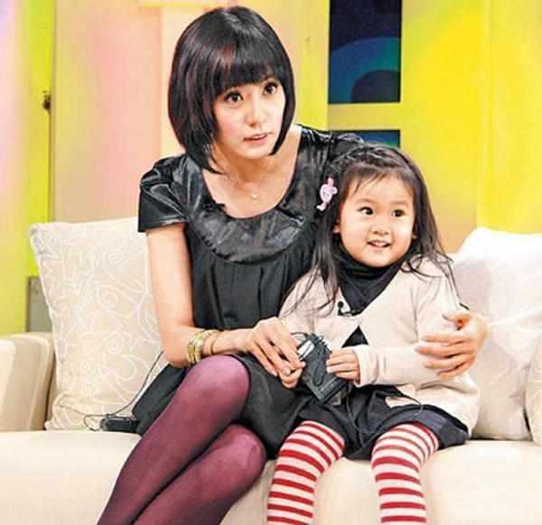 賈靜雯終於公開「梧桐妹正面照」不甩前夫協議！媽媽基因超強「跟咘咘根本是雙胞胎」