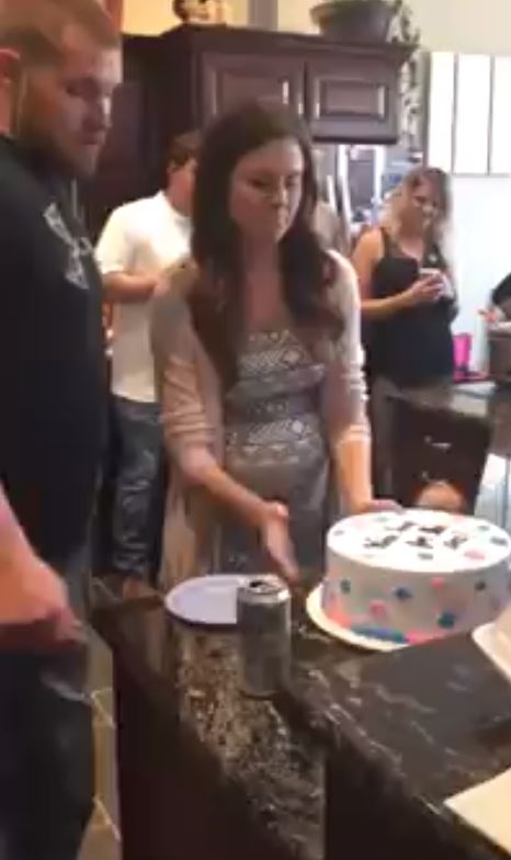 準爸爸「切蛋糕公布寶寶性別」親友超緊張，結果一刀切下「超驚喜內陷」全場凝結！