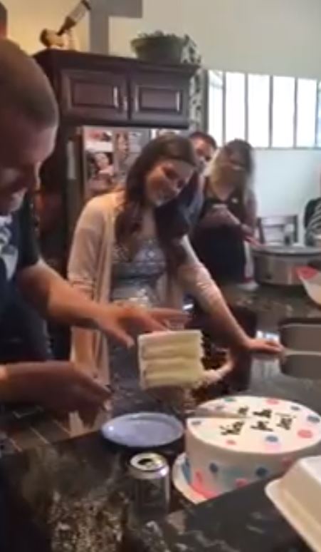 準爸爸「切蛋糕公布寶寶性別」親友超緊張，結果一刀切下「超驚喜內陷」全場凝結！