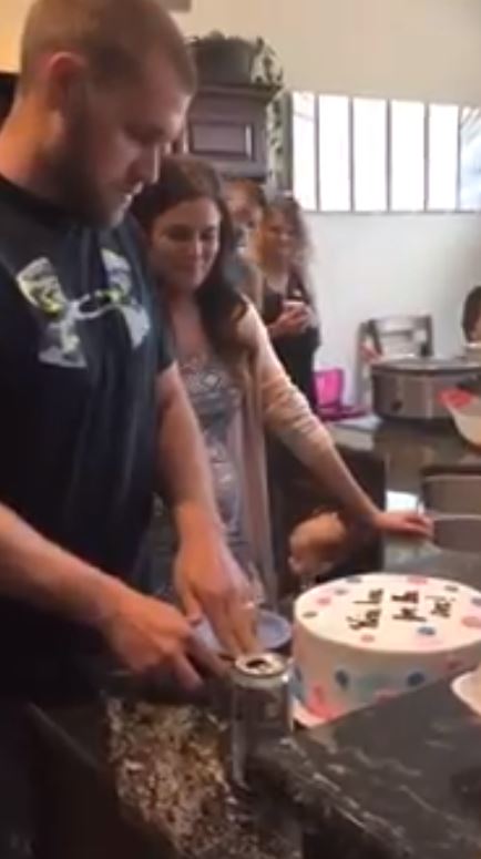 準爸爸「切蛋糕公布寶寶性別」親友超緊張，結果一刀切下「超驚喜內陷」全場凝結！