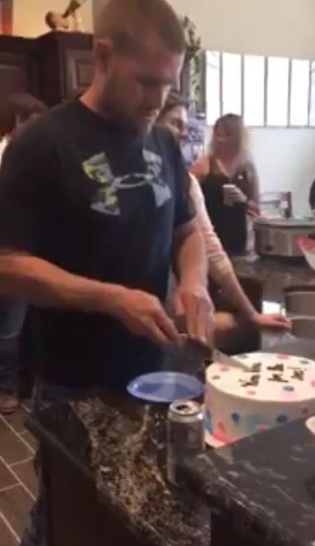 準爸爸「切蛋糕公布寶寶性別」親友超緊張，結果一刀切下「超驚喜內陷」全場凝結！