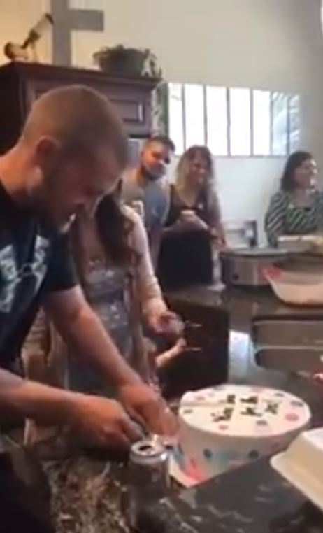 準爸爸「切蛋糕公布寶寶性別」親友超緊張，結果一刀切下「超驚喜內陷」全場凝結！