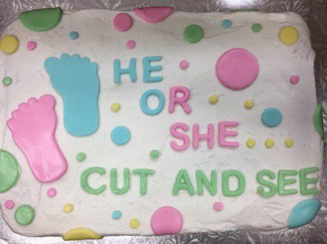 準爸爸「切蛋糕公布寶寶性別」親友超緊張，結果一刀切下「超驚喜內陷」全場凝結！