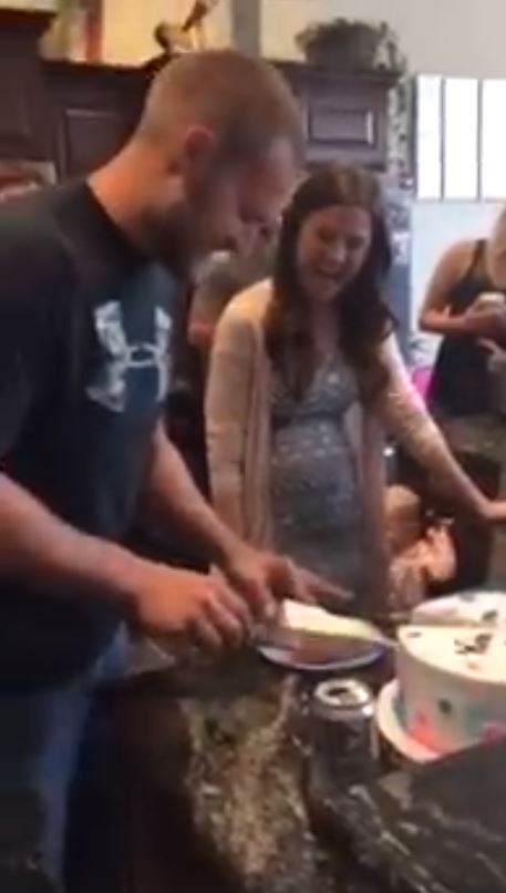 準爸爸「切蛋糕公布寶寶性別」親友超緊張，結果一刀切下「超驚喜內陷」全場凝結！