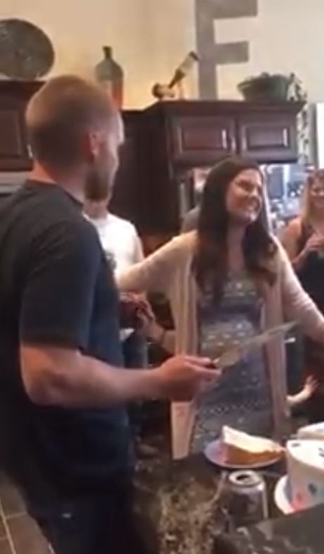 準爸爸「切蛋糕公布寶寶性別」親友超緊張，結果一刀切下「超驚喜內陷」全場凝結！