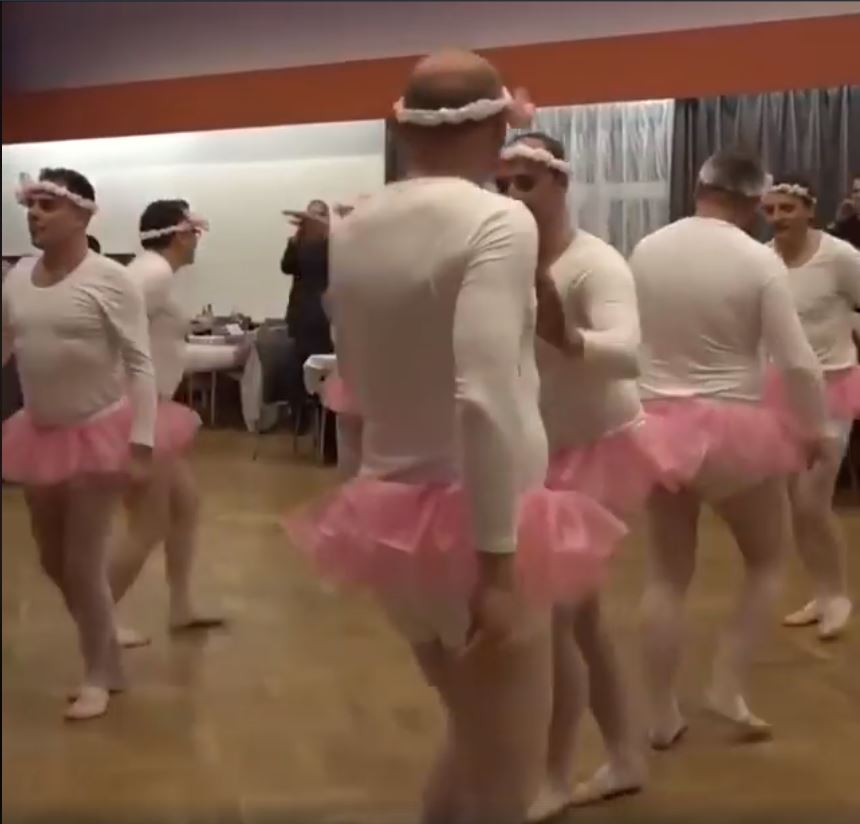 一群中年大叔「挺啤酒肚+穿芭蕾服上台」大家全傻眼，但音樂一下...全場陷入瘋狂！