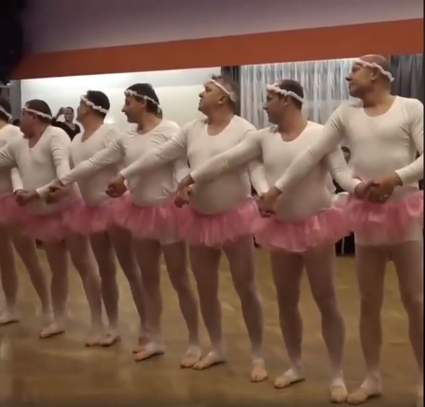 一群中年大叔「挺啤酒肚+穿芭蕾服上台」大家全傻眼，但音樂一下...全場陷入瘋狂！