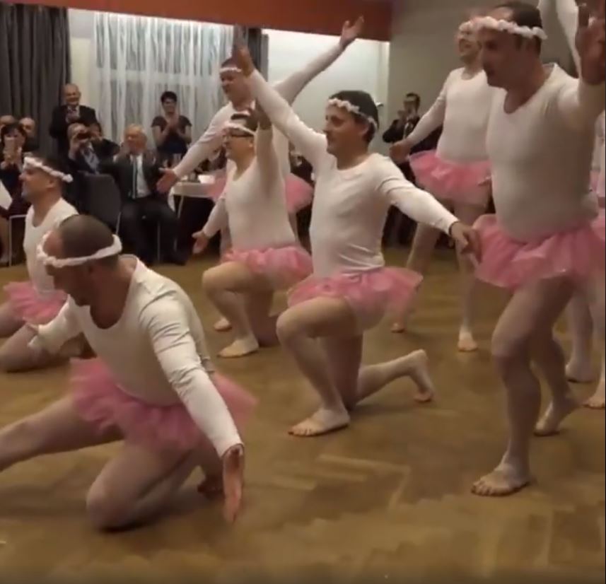 一群中年大叔「挺啤酒肚+穿芭蕾服上台」大家全傻眼，但音樂一下...全場陷入瘋狂！