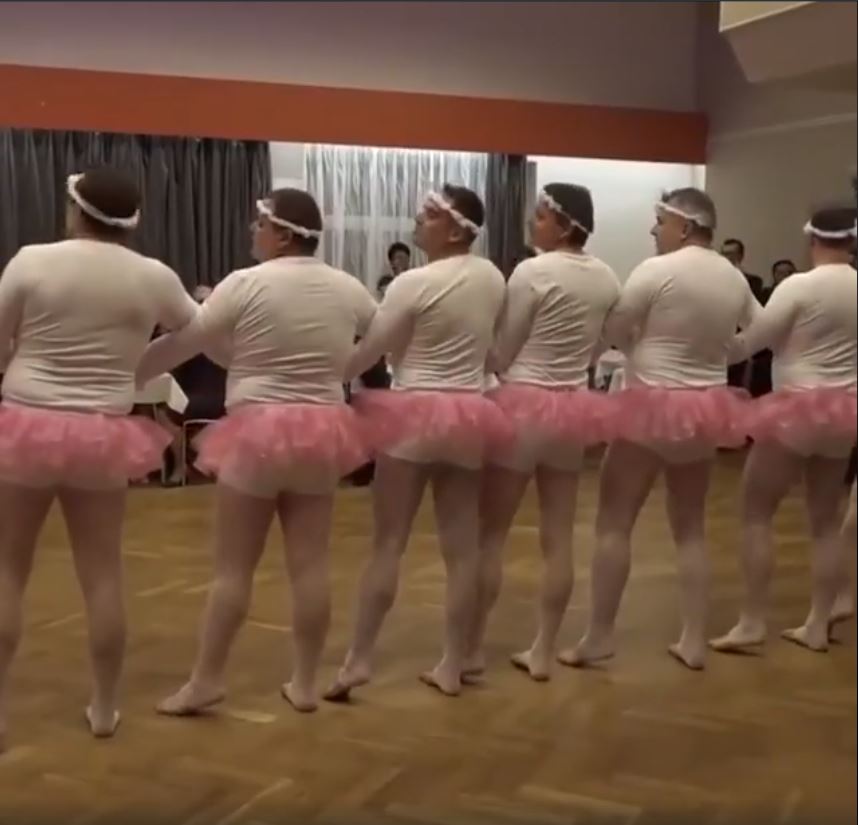 一群中年大叔「挺啤酒肚+穿芭蕾服上台」大家全傻眼，但音樂一下...全場陷入瘋狂！