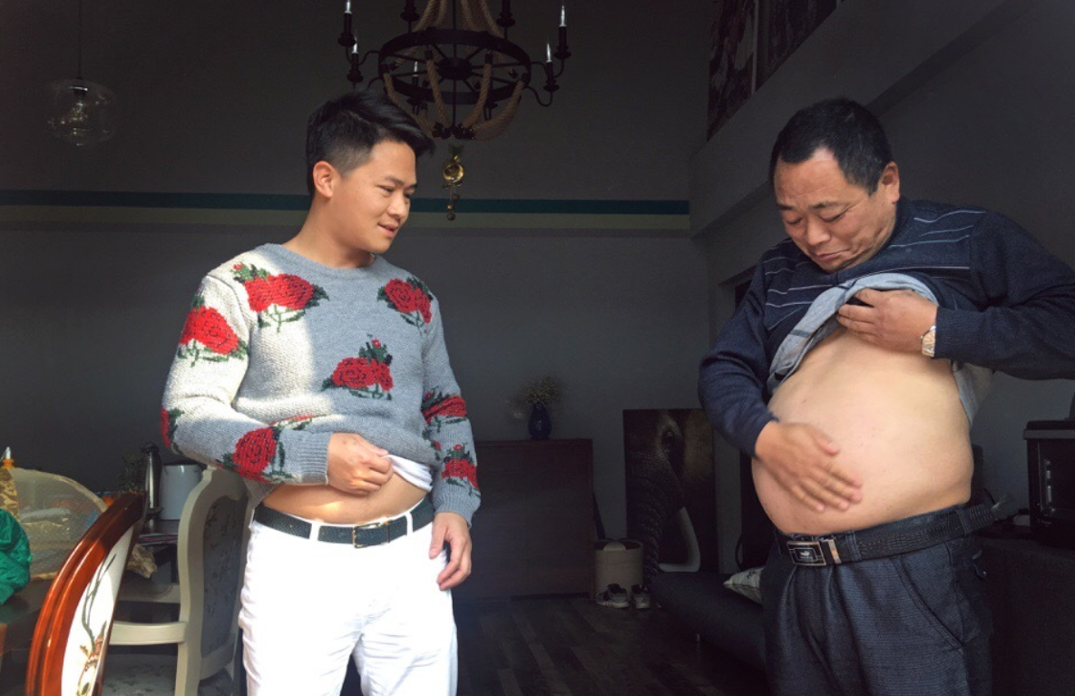 一群中年大叔「挺啤酒肚+穿芭蕾服上台」大家全傻眼，但音樂一下...全場陷入瘋狂！