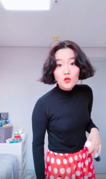 爺爺開門「發現孫女在熱舞」瞬間黑人問號！傻在原地「下秒一個MOVE動起來」網尖叫：他才是高手