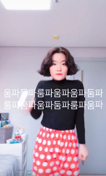 爺爺開門「發現孫女在熱舞」瞬間黑人問號！傻在原地「下秒一個MOVE動起來」網尖叫：他才是高手