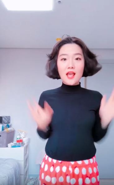 爺爺開門「發現孫女在熱舞」瞬間黑人問號！傻在原地「下秒一個MOVE動起來」網尖叫：他才是高手